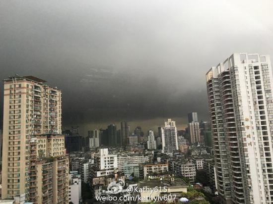 广州市越秀区白云路。2日下午,广州发出暴雨预警信号,不久,广州多个地方下起了大雨。