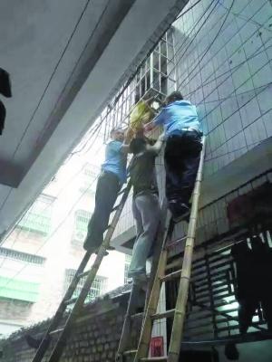 　　街坊以及村治安员等爬上梯子，用双手托举小孩并最终将其救下。目击者供图
