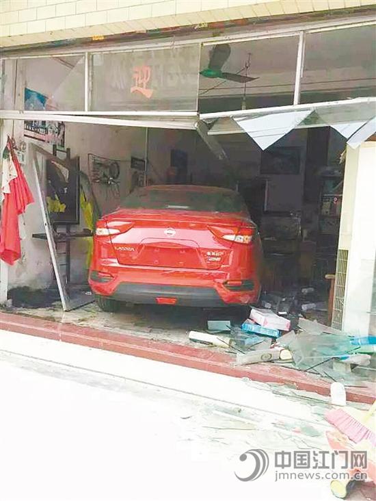事故导致理发店玻璃门被撞坏。