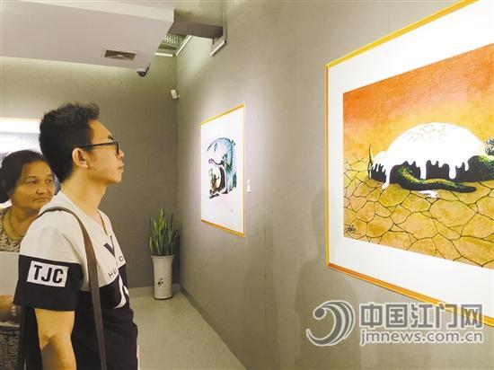 市民参观“漫出侨乡——著名漫画家李润堂获奖作品展”。