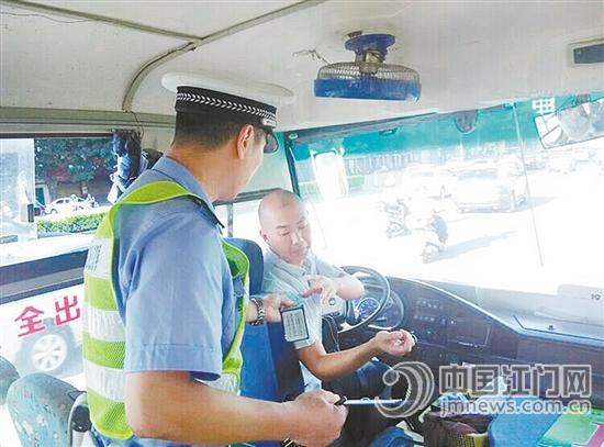 交警对校车驾驶人资格进行检查。