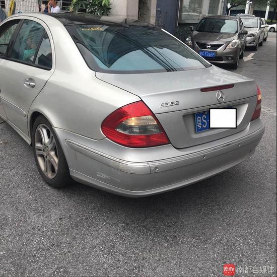 东莞律师光膀开奔驰被拦 该车三年内共违章31