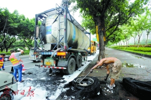 昨日,广园快速路西向东方向接近车陂出口发生一起槽罐车自燃起火事故,工人在现场清理。广州日报记者邱伟荣 摄