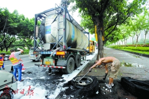 昨日，广园快速路西向东方向接近车陂出口发生一起槽罐车自燃起火事故，工人在现场清理。广州日报记者邱伟荣 摄