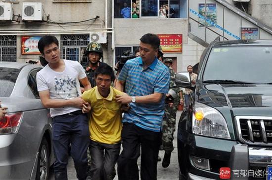 还原撞人逃逸路线:撞人前他在田地上修住宅