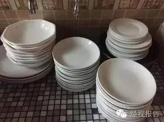 广州一餐厅被曝阿姨长期用脚洗碗