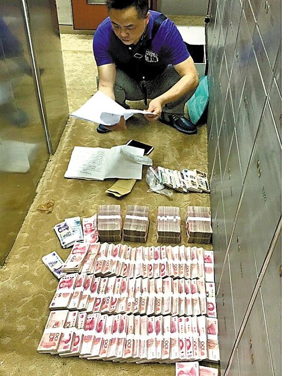 警方在地下钱庄搜出大量现金