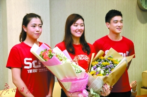 刘湘参加里约奥运会后回到母校，受到师生们的热烈欢迎。广州日报记者王维宣摄