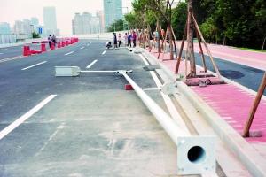 　　前日，广州大桥新桥上在安装路灯。