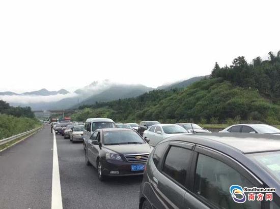 乐广高速迎返程高峰 交警建议小车走京珠避堵