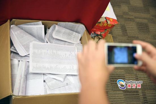 查获的纸箱中装了一大堆被盗窃的公民个人信息。南方日报记者郭智军摄