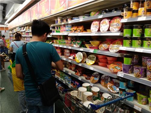 台风海马来临前夜深圳市民囤货 超市被抢购一