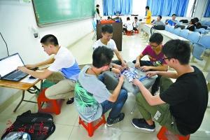 广东高校有一群学生教室里打麻将 学校还批准了