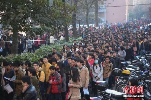 "资料图:2015年11月29日,在合肥工业大学考点,考生排队进场。 点击进入下一页