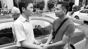 孕妇家属乘客蔡先生(右)向的哥万师傅(左)表示感谢。通讯员 谢智明 信息时报记者 康健 摄
