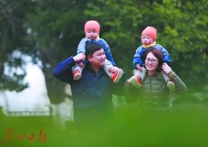 图为幸福的四口之家。如今,生二孩也意味着要办理许多证件,所幸的是现在广州计生业务的办理有望变得更加便捷,在广东省全员人口信息系统上线之后,越来越多计生事项能网上办理。新华社发