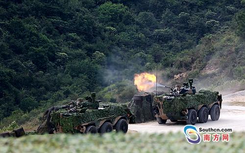 步战车对“敌军”阵地实施火力压制。 摄影：周汉青 易定