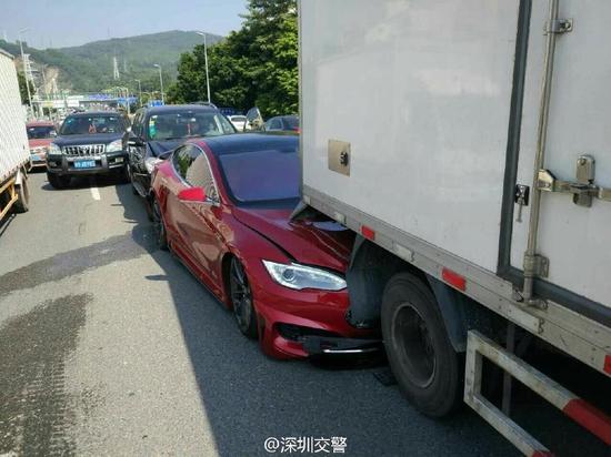 深圳彩田梅林路段两豪车追尾货车 这一撞太贵