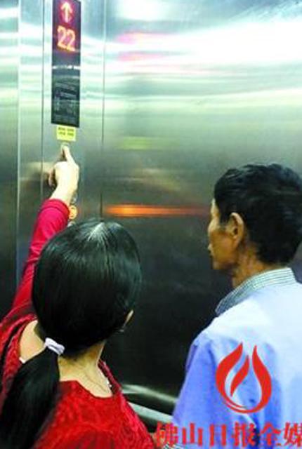 11月2日，业主在东海银湾10座按电梯警铃，听不到监控室应答声。/佛山日报记者梁建荣摄