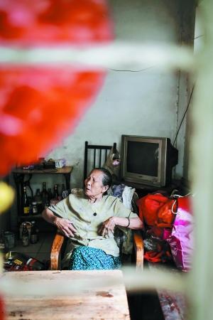 广州八旬老人照顾重残女儿45年：只要我在就不会送走