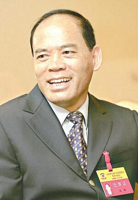 1950年,庄耀出生于广东省普宁市,曾是原海南牙叉农场知青。青年时代,他就读于中山大学经济系。