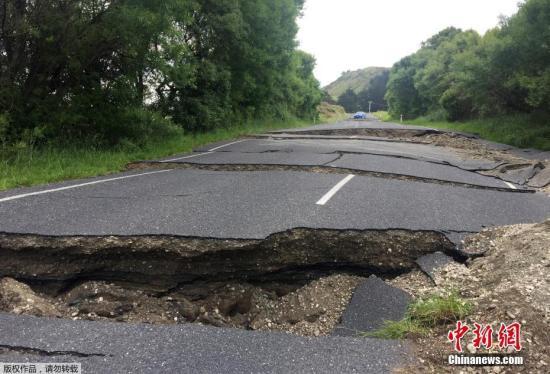 资料图为地震导致新西兰南岛的部分道路开裂。