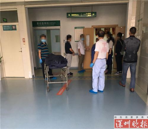 （一名抢救无效死亡的学生从重症监护室内推出）