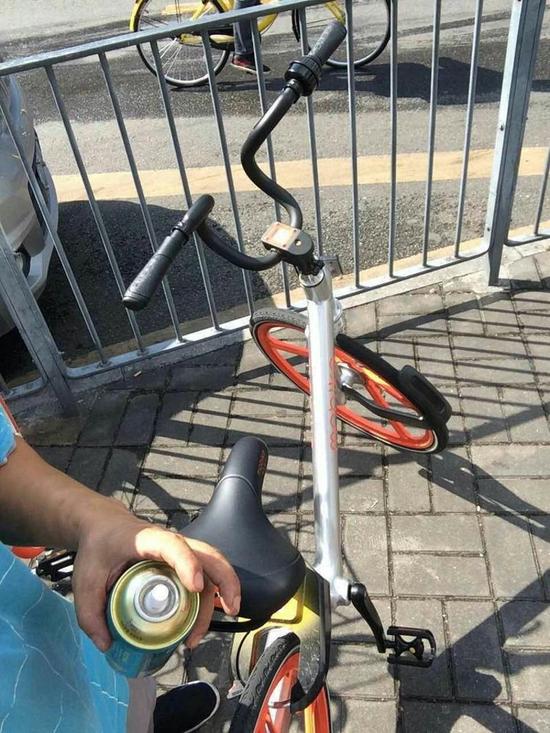 摩拜单车深圳遭破坏二维码 车头挂上竞争对手