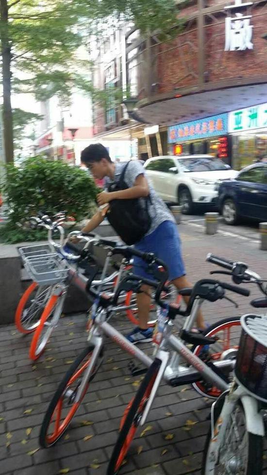 摩拜单车深圳遭破坏二维码 车头挂上竞争对手