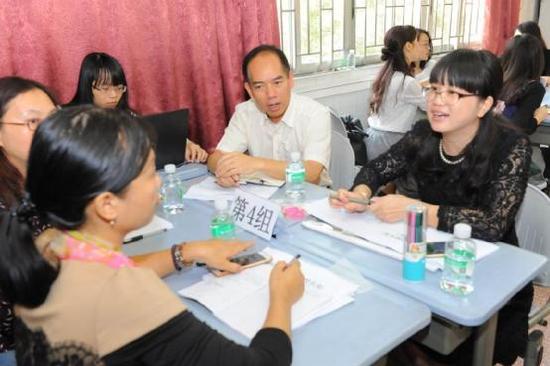 培正小学校长们分组探讨