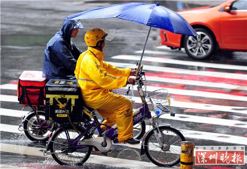 ▲梅林街头，外卖小哥冒雨前行。深圳晚报记者 陆颖 摄