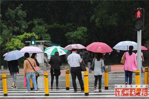 ▲路口正在等红绿灯的行人们。深圳晚报记者 陆颖 摄