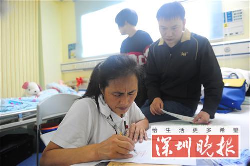 （ 深圳市红十字会人体器官捐献协调员高敏与小蕊父母现场办理《接受遗体证明》 ）