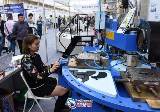 惠东第八届鞋文化节上展示造鞋自动化机械。全媒体记者 梁维春 摄