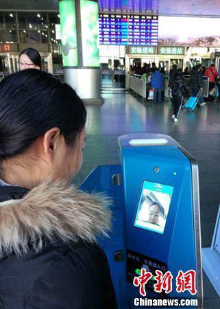 乘客在北京西站“刷脸”进站。中新网记者 李金磊 摄