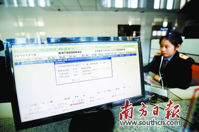 12月15日,旅客在南昌站售票窗口取2017年1月13日春运首日的火车票。新华社发
