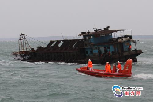 救助人员在货船倾斜后及时救下遇险人员。