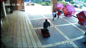 　　监控视频显示，李某拖着行李箱走出大厦。通讯员供图