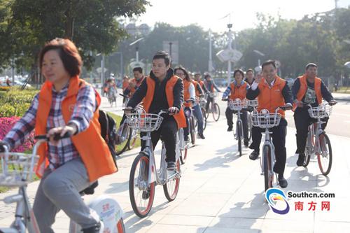 市民试骑公共自行车。