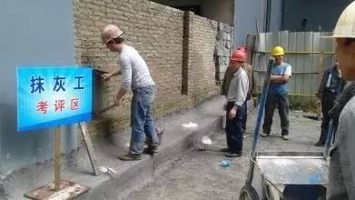 网传香港建筑工人月薪13万 白领自嘲:要转行当