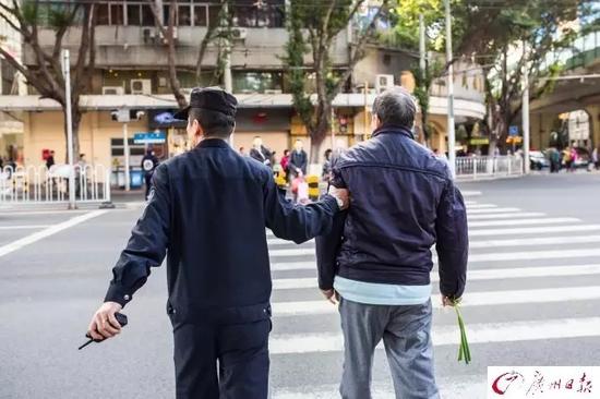 ▲由于身体无大碍,老人被警察送回了家。(广州日报记者 陈忧子 摄影报道 )