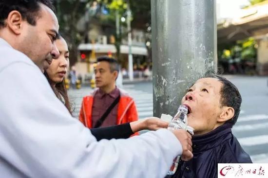 ▲更是有一位来自马来西亚的外国友人抽出纸巾帮老人擦去嘴角的血,并买来矿泉水让老人漱口,画面温馨感人。