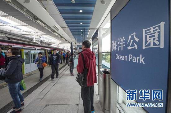 12月28日,港铁南港岛线正式通车。 新华社记者吕小炜摄