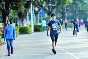 
													 　　昨日，在珠江边记者看到不少市民穿着短袖出行。信息时报记者 朱元斌 摄
												