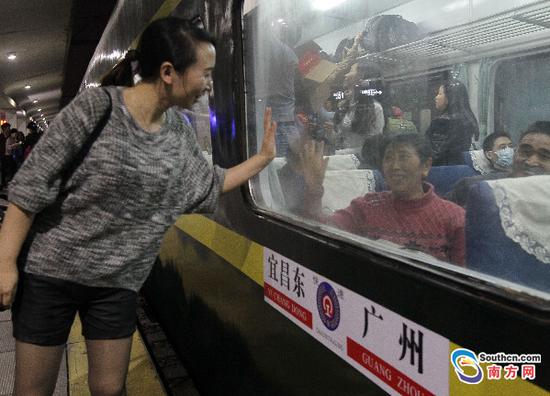 一对母女在站台上告别。