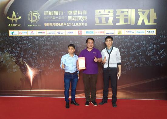慧聪汽车副总袁文星先生（右一）道贺箭冠十五周年庆典，与嘉宾合影