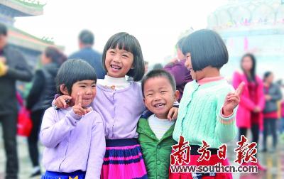 春节可到观音山游玩，图为观音广场上嬉戏的儿童。龚名扬 摄