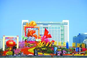 东莞中心广场装扮一新迎春节。