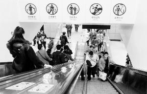 
													 　　昨日下班高峰，地铁昌岗站人流有所减少。信息时报记者 徐敏摄
												