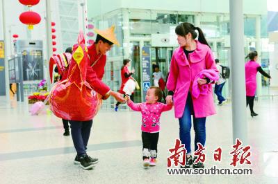　　30日，西关风情鸡公榄走进广州白云机场给旅客派发橄榄。记者 刘倩 通讯员 冯文生 摄
